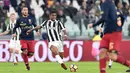 Pemain Juventus, Douglas Costa berebut bola dengan pemain Genoa, Andrea Bertolacci dalam lanjutan pertandingan Serie A di Stadion Allianz, Turin, Senin (22/1). Juventus menang tipis 1-0 berkat gol semata wayang Costa. (Alessandro Di Marco/ANSA via AP)