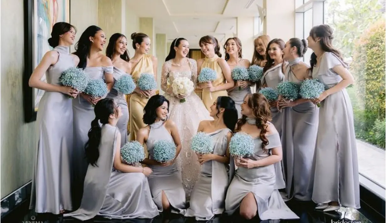 Beby Tsabina pun memiliki banyak bridesmaid saat menikah. Untuk resepsi ada dua warna bridesmaid, pertama ada warna gold dan yang lainnya mengenakan dress warna abu-abu berbagai model sesuai kepribadian. [@bebytsabina]