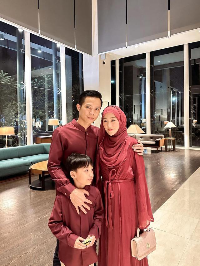 7 Potret Larissa Chou Rayakan Imlek Bareng Keluarga Besar, Ditemani Ikram Rosadi