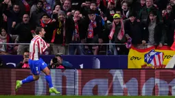 Empat gol kemenangan Atletico seluruhnya tercipta di babak pertama, masing-masing lewat bunuh diri Eric Garcia, aksi Antoine Griezmann, Ademola Lookman, dan Julian Alvarez. (AP Photo/Manu Fernandez)