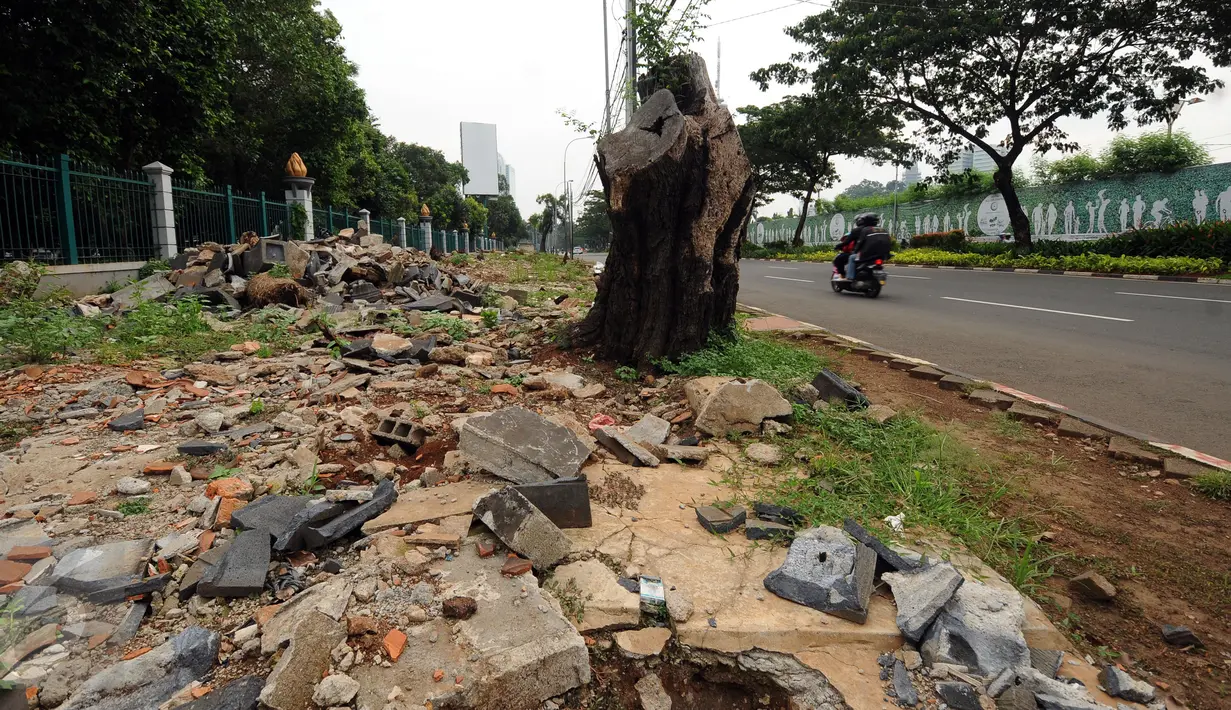 Pengendara melintas di Jalan Gerbang Pemuda Senayan, Jakarta, Selasa (12/7/2016). Pasca pengosongan lapak pedagang tanaman pertengahan Mei lalu, hingga kini jalur pejalan kaki di kawasan Gerbang Pemuda masih berantakan. (Liputan6.com/Helmi Fithriansyah)