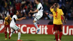 Pesepakbola wanita Wolfsburg, Verena Faisst (tengah) melompat merayakan golnya saat berlaga melawan Tyreso di final Liga Champions di Stadion Restelo, Lisbon, Portugal (22/5/2014). (REUTERS/Hugo Correia)