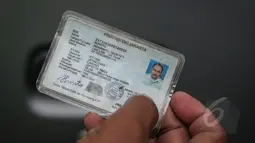 Kartu identitas milik mayat seorang pria yang ditemukan tewas dalam mobil di kawasan Taman Wiladatika, Jakarta, Minggu (3/5/2015). Mayat pria yang diketahui bernama Sunoto (41) tersebut ditemukan oleh seorang penyapu jalanan. (Liputan6.com/Faizal Fanani)