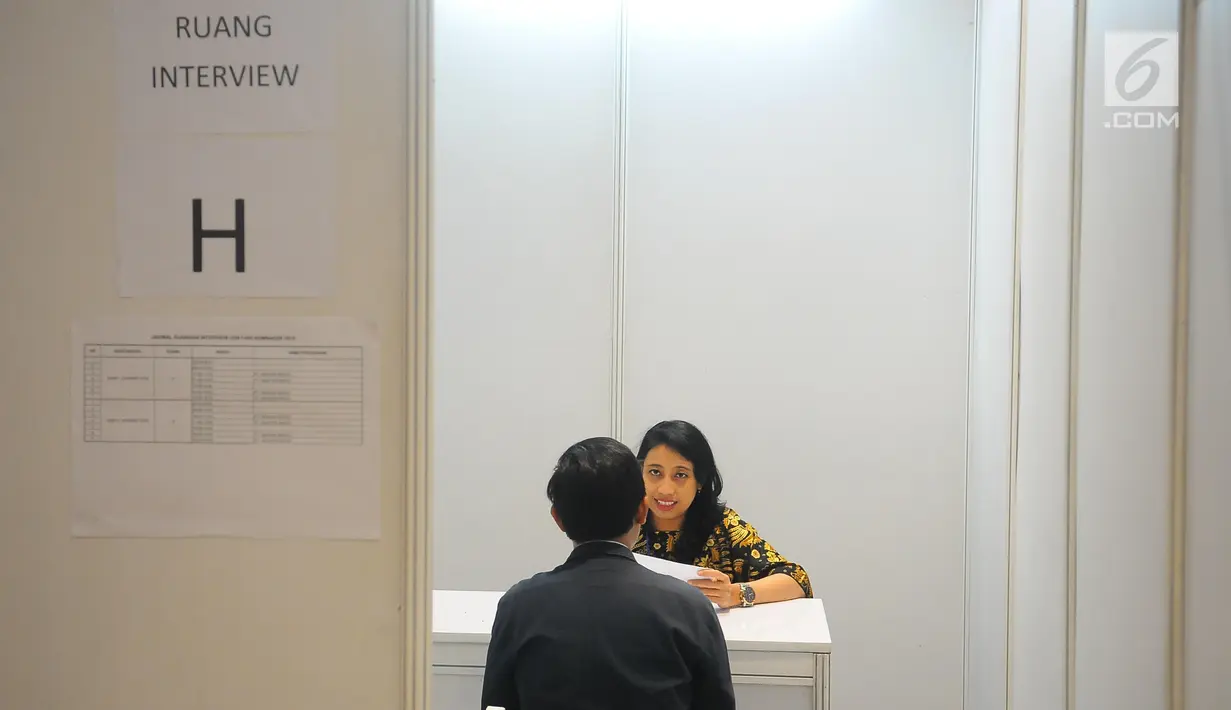 Pencari kerja mengikuti tes wawancara pada Talent Fest dan Bursa Kerja Nasional 2019 di JI-EXPO Kemayoran, Jumat (23/2). Tersedia 18.148 lowongan pekerjaan yang meliputi 1.242 jabatan dari 157 perusahaan di berbagai sektor. (Liputan6.com/Angga Yuniar)