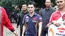 Dani Pedrosa menuju lapangan futsal setelah mendarat di Jakarta, Sabtu (13/2/2016). (Bola.com/Nicklas Hanoatubun)