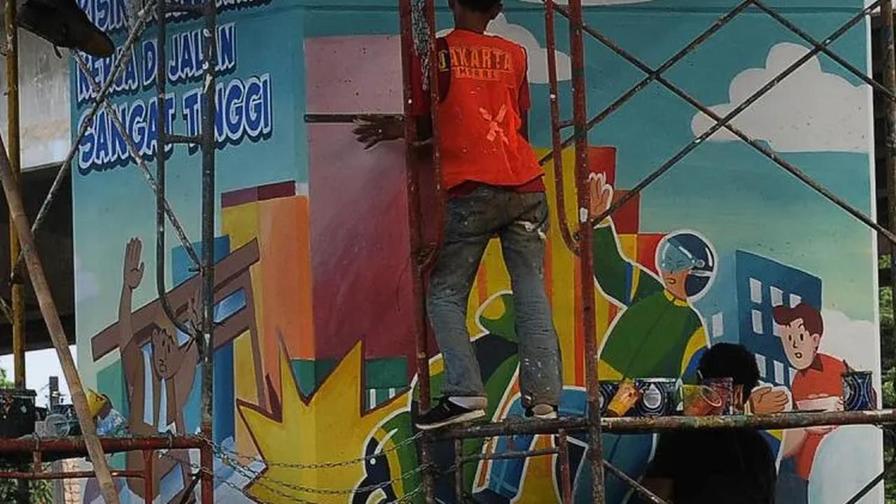 FOTO: Mural BPJS Jakarta Bebas Polusi Percantik Tiang Pancang Kolong Tol Becakayu