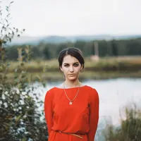 baju merah/copyright: unsplash/roman akhmerov