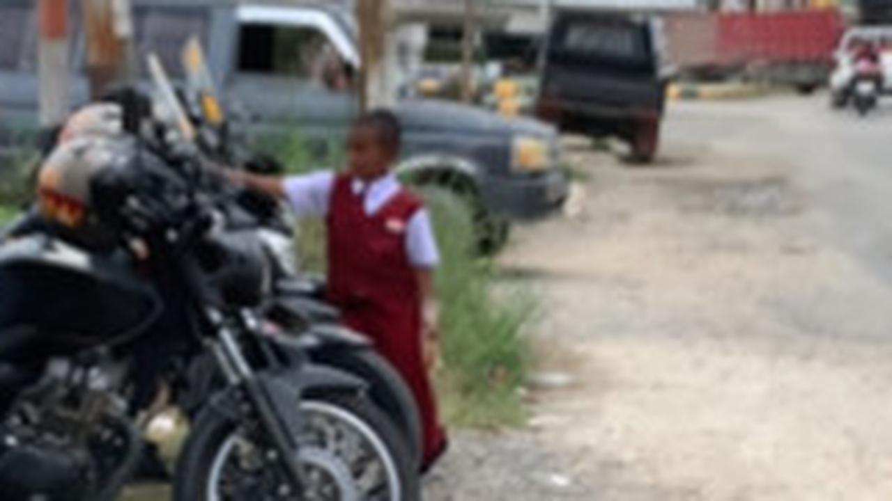 Bocah SD Tepergok Ngelus-elus Motor Polisi, Wajahnya Panik Dihampiri Anggota Endingnya Tak Terduga
