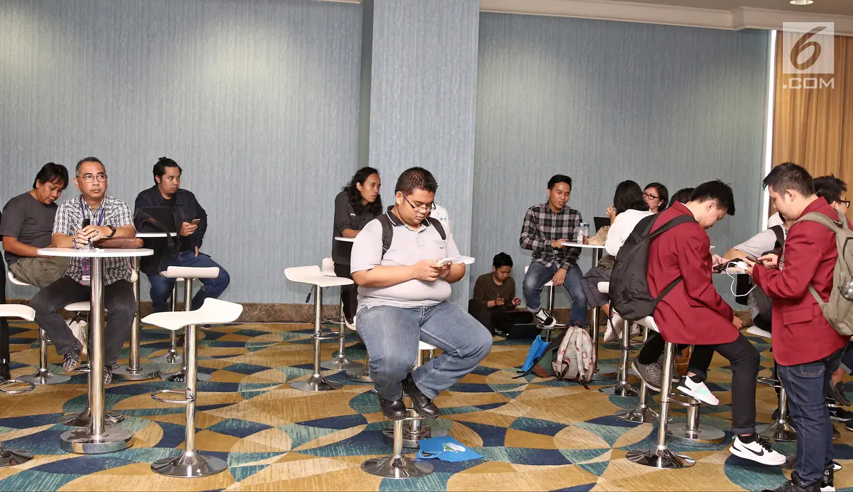 Para pengunjung bersantai jelang pembukaan acara XYZ Day 2018 di The Hall Senayan City, Jakarta, Rabu (25/4). (Liputan6.com/Herman Zakharia)