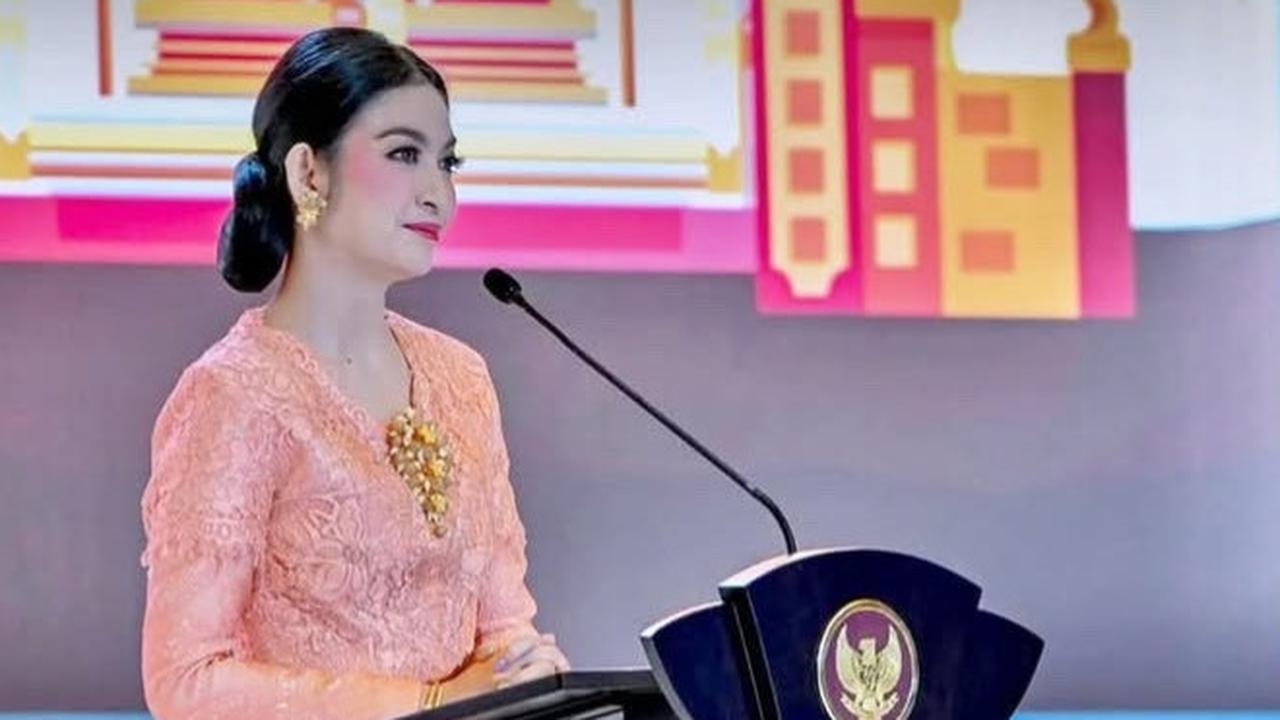 Potret Cantik Selvi Ananda Pakai Sendal Jepit Harga Rp15.000 saat Foto Keluarga, Netizen Bandingkan dengan Sendal Mewah Kahiyang