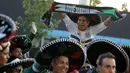 Suporter Meksiko menggunakan topi tradisional, Sombrero saat merayakan kemenangan timnya atas Jerman pada Piala Dunia 2018 di Luzhniki Stadium, Moskow, (17/6/2018). Meksiko menan 1-0. (AP/Alexander Zemlianichenko)