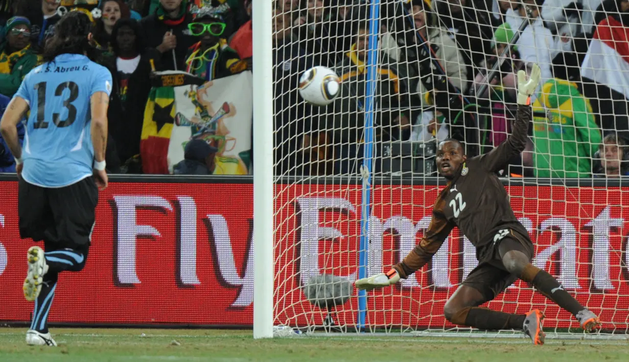 Sebastian Abreu. Eks striker Uruguay yang belum lama pensiun pada Januari 2022 ini menjadi pemain keempat yang melakukan eksekusi penalti dengan gaya Panenka di Piala Dunia. Momen itu terjadi saat Uruguay menang melalui adu penalti 4-2 (1-1) atas Ghana pada babak perempatfinal Piala Dunia 2010 (2/7/2010) di Afrika Selatan. Sebagai penendang kelima, eksekusi penalti Panenka-nya mampu memperdaya kiper Ghana, Richard Kingson dan memastikan kemenangan Uruguay. (AFP/Gabriel Bouys)