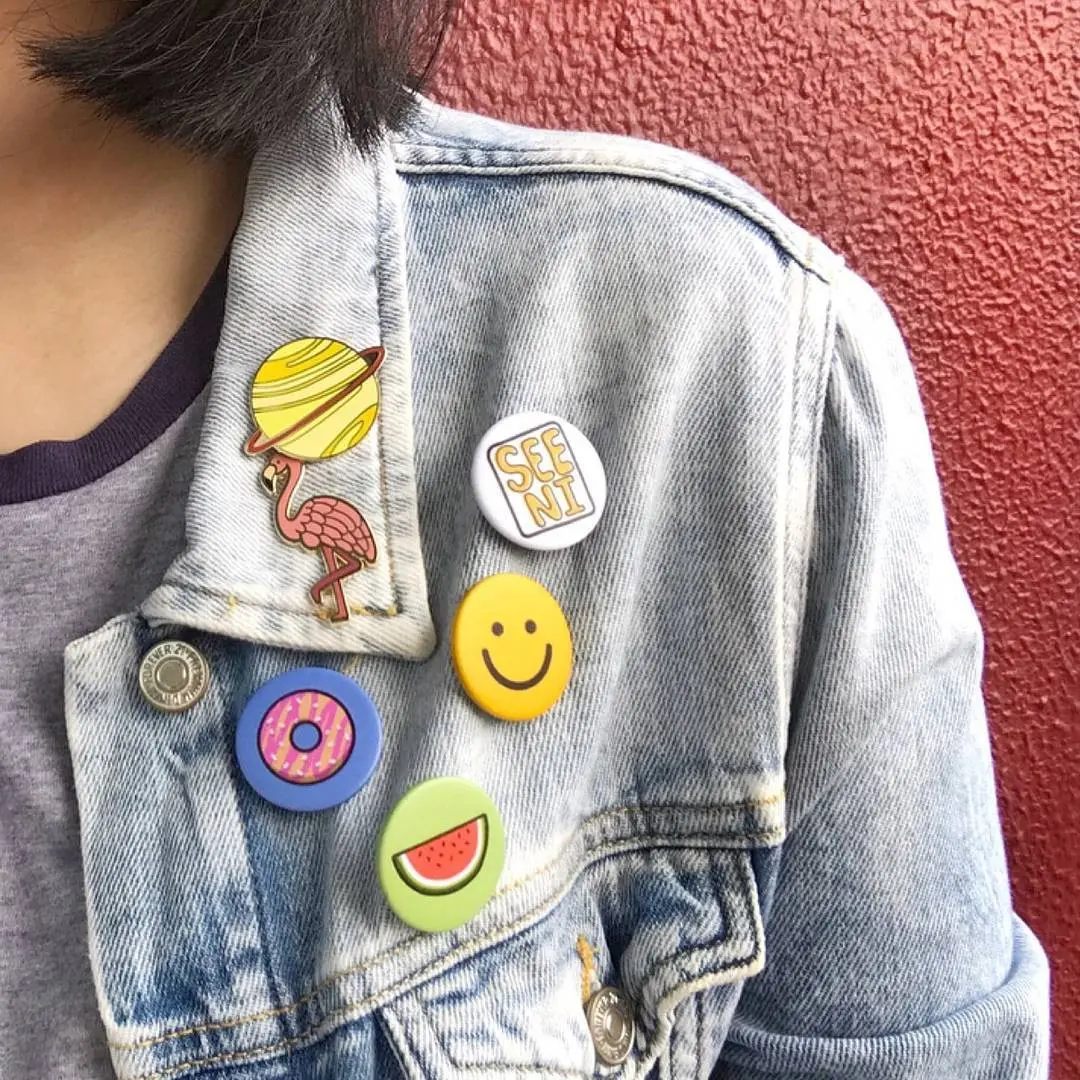 Patch dan pin yang bikin penampilan makin menarik. (Patch & Pin: @seeni.official)