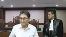 Mantan Anggota DPR, Sukiman meninggalkan ruangan usai menjalani sidang dakwaan di Pengadilan Tipikor, Jakarta, Kamis (26/12/2019). Sukiman didakwa menerima uang dari Natan Pasomba saat menjabat Plt Kadis PUPR Pegunungan Arfak, Papua Barat. (Liputan6.com/Herman Zakharia)