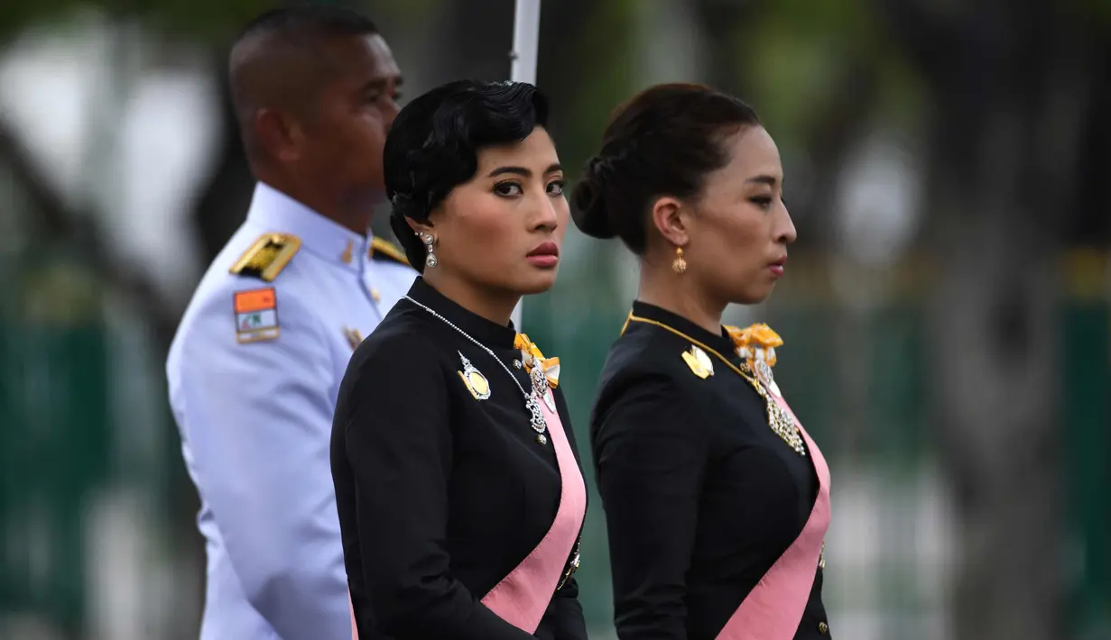 <p>Putri Thailand Sirivannavari Nariratana (kiri) dan Bajrakitiyabha saat mengikuti prosesi kremasi almarhum Raja Bhumibol Adulyadej di Bangkok, Thailand (26/10). Mereka Berdua adalah putri dari Raja Thailand, Maha Vajiralongkorn. (AFP Photo/Anthony Wallace)</p>