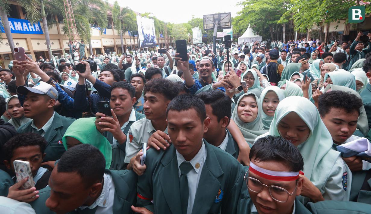 Ribuan siswa dan guru menyambut hangat kehadiran dua bintang MotoGP dunia tersebut dalam acara meet and greet yang berlangsung meriah. (Bola.com/M Iqbal Ichsan)