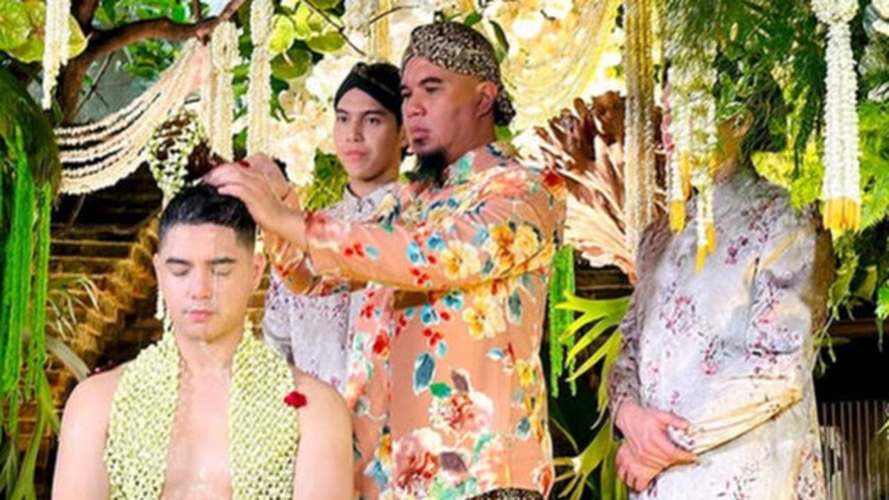Cerita Ustaz Derry Sulaiman Melihat Ahmad Dhani Menangis di Momen Siraman Al Ghazali
