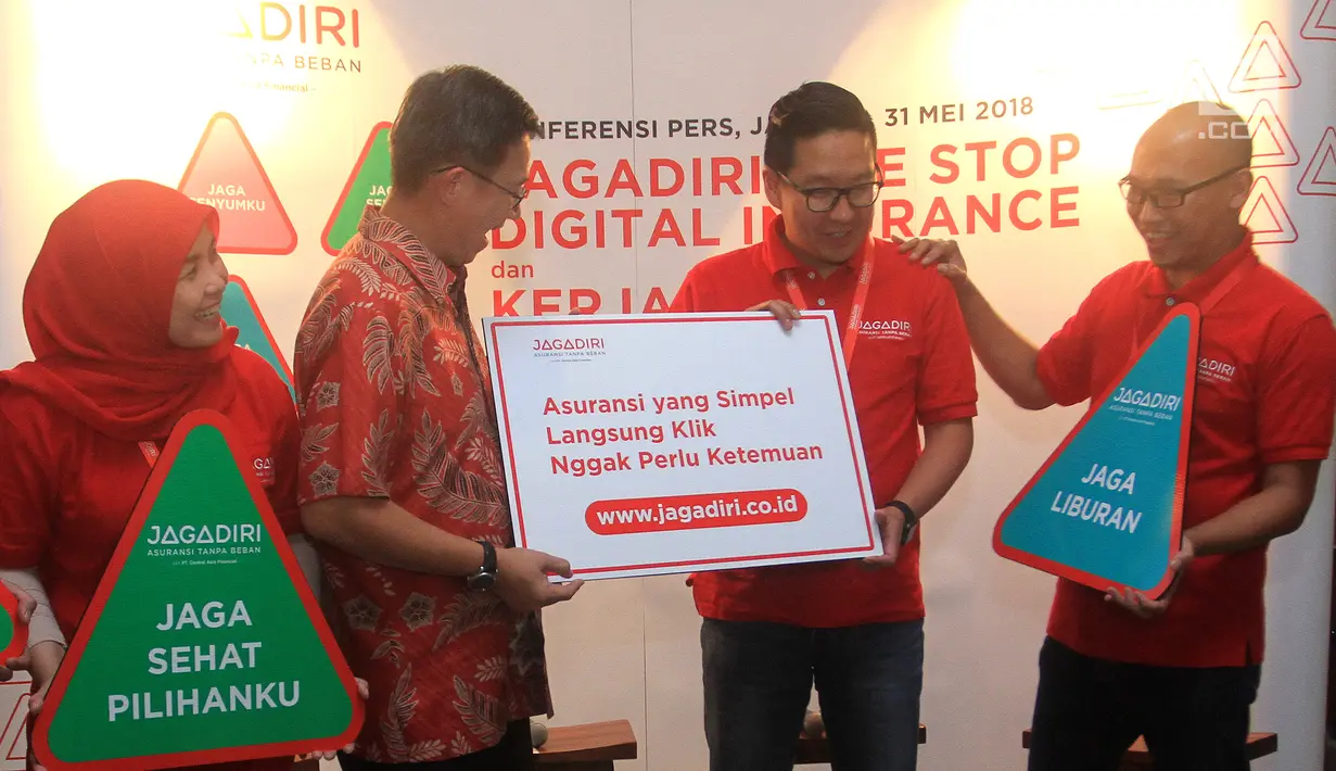 Komisaris Independen PT CAF Theodorus Wiryawan, CEO Reginald J. Hamdani, CMO Yuda Wirawan dan Operation Director dr. Dessy Kusumayati berbincang saat peluncuran 4 produk JAGADIRI dan konsep One Stop Digital Insurance di Jakarta, (31/5). (Liputan6.com)