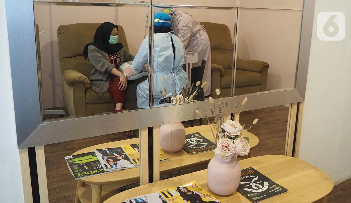 Perawat memberi cairan antioksidan saat perawatan tubuh wanita di The Aesthetics Salon, Jalan Raya Yasmin, Bogor, Jawa Barat, Minggu (14/6/2020). Saat ini, protokol kesehatan untuk memutus penyebaran COVID-19 telah menjadi kebiasaan masyarakat di berbagai sendi kehidupan. (merdeka.com/Arie Basuki)