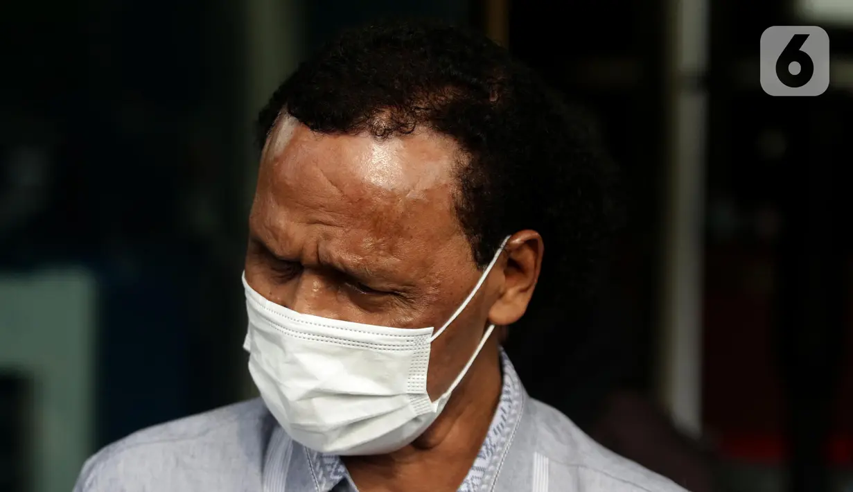 Rosario de Marshall alias Hercules (kiri), Tenaga Ahli PD Pasar Jaya, usai menjalani pemeriksaan di Gedung Merah Putih Komisi Pemberantasan Korupsi (KPK), Jakarta, Kamis (19/1/2023). Sebelumnya, KPK telah menetapkan sebanyak 14 tersangka dalam kasus dugaan suap penangan perkara di MA, termasuk Hakim Agung nonaktif, Sudrajad Dimyati dan Gazalba. (Liputan6.com/Helmi Fithriansyah)