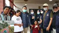 Nurfida, bocah perempuan yang viral saat menyelamatkan diri dari letusan erupsi Gunung Semeru bertemu relawan NasDem. (Istimewa)