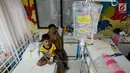 Seorang anak penderita demam berdarah (DBD) menjalani perawatan di Rumah Sakit Umum Daerah (RSUD) Pasar Rebo, Jakarta, Jumat (1/2). Saat ini RSUD Pasar Rebo merawat sebanyak 27 pasien demam berdarah terdiri anak anak dan dewasa. (Merdeka.com/Imam Buhori)