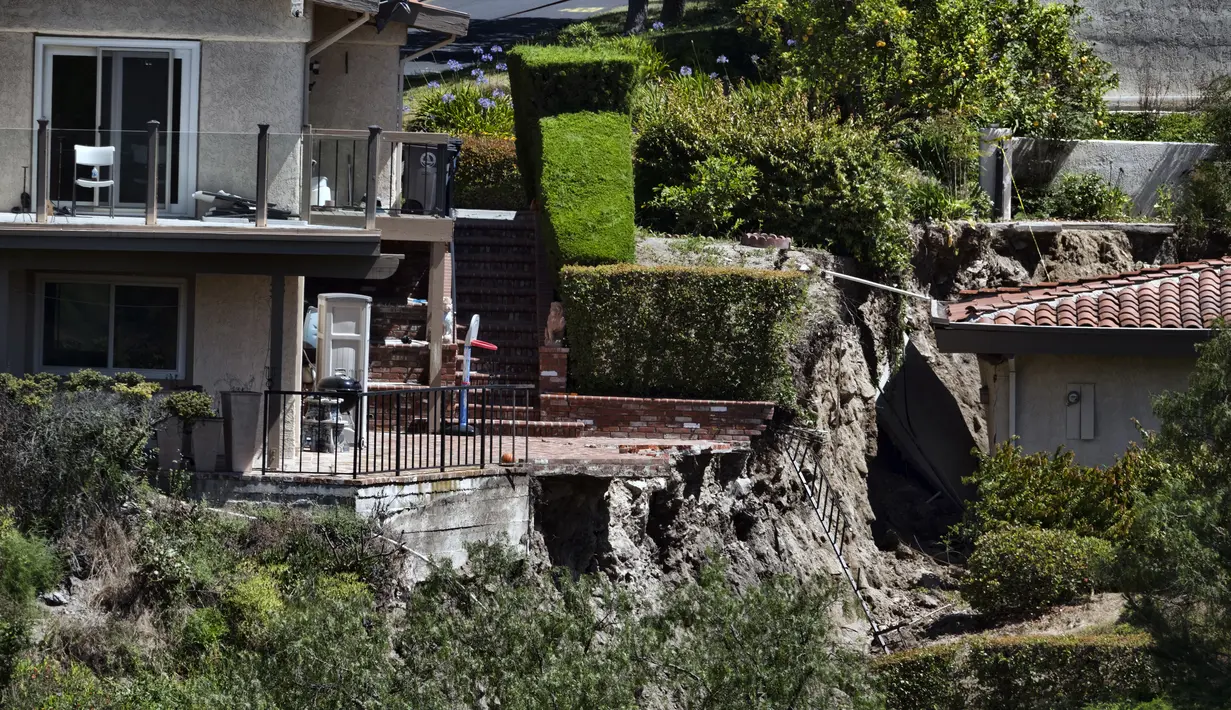 Longsor di kota Rolling Hills Estates Los Angeles County dimulai Sabtu ketika retakan mulai muncul di struktur dan tanah. (AP Photo/Richard Vogel)