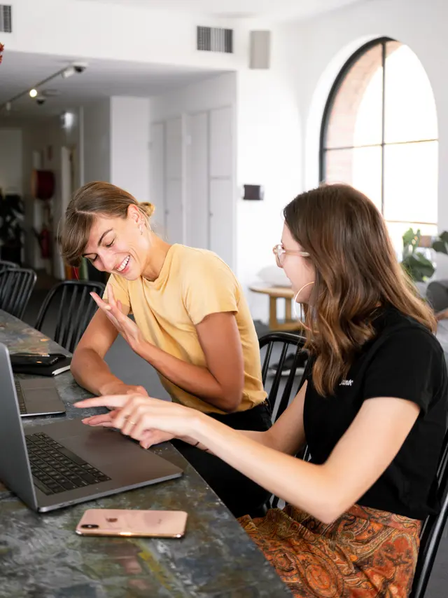 ilustrasi manfaat menonton drama korea/pexels