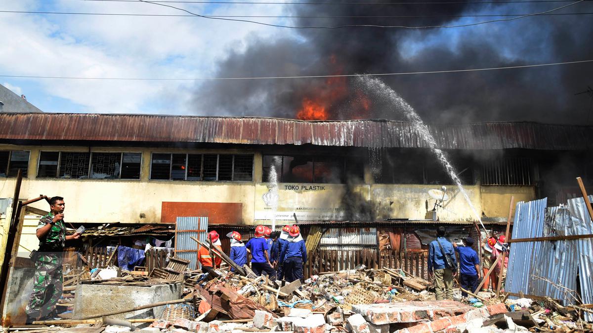 Pasar Kanjengan Semarang Terbakar, Belasan Ruko Hangus Dilalap Api - Photo  Liputan6.com