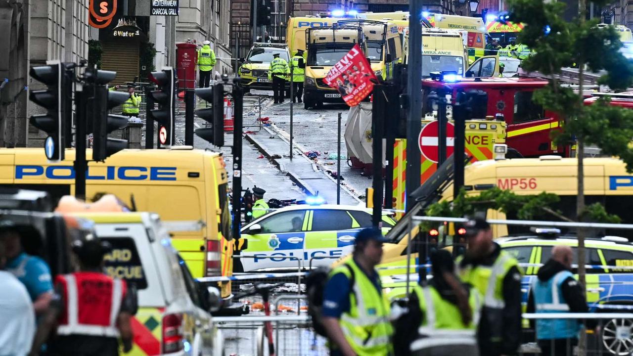 FOTO: Potret Pesta Juara Liverpool Ternoda Tragedi Berdarah, 27 Orang Terluka Usai Mobil Tabrak Kerumunan Suporter
