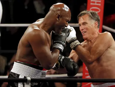 Mantan Capres Amerika Serikat, Mitt Romney melawan mantan juara dunia tinju kelas berat, Evander Holyfield di Salt Lake City, AS, Jumat (15/5/). Ini merupakan pertarungan amal guna menghimpun dana untuk lembaga Charity Vision. (REUTERS/Jim Urquhart)
