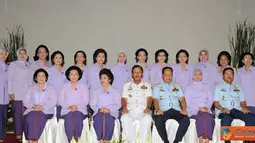 
Citizen6, Jakarta: Tetty Agus Suhartono selaku ketua menyampaikan IKKT telah berkomitmen dan merealisasikan berbagai kegiatan dalam meningkatkan kepedulian sosial serta memajukan pendidikan dan kesejahteraan keluarga prajurit TNI pada khususnya. 