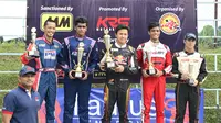 Meski sempat start di posisi buncit, pengalaman membawa Senna Noor (tengah) jadi juara di kelas DD2 AMC Malaysia (istimewa/Liputan6.com)