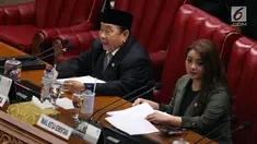 Ketua DPR Sementara Abdul Wahab Dalimunthe (kiri) dan Wakil Ketua DPR Sementara Hillary Brigitta Lasut memimpin Rapat Paripurna ke-2 di Kompleks Parlemen, Jakarta, Selasa (1/10/2019). Rapat melaporkan susunan pimpinan fraksi serta pengambilan sumpah lima pimpinan DPR. (Liputan6.com/JohanTallo)