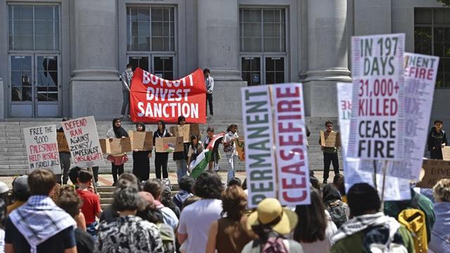Pengunjuk rasa pro-Palestina di kampus University of California, Berkeley, Amerika Serikat, pada Senin, 22 April 2024.