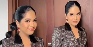 Jakarta Fashion Week (JFW) selalu menjadi ajang yang dinantikan oleh pecinta mode dan pelaku industri fashion di Indonesia. Selain menjadi panggung bagi desainer untuk menampilkan karya terbaru mereka, acara ini juga diramaikan oleh kehadiran public figure ternama yang tampil menawan dengan gaya mereka yang unik dan trendi. Salah satu sosok yang selalu mencuri perhatian adalah Annisa Pohan.