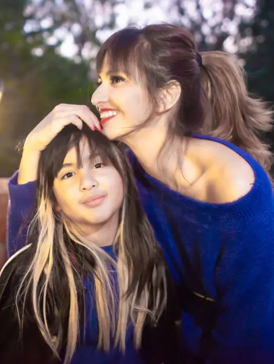 <p>Keduanya kerap hang out bareng dan akrab banget. Bahkan Mikhayla kini jadi anak yang gadis yang cantik dan disebut mirip banget sama ibundanya. Pada 2023 ini, Mikhayla yang lahir pada 2012 lalu akan memasuki usia 11 tahun. (Liputan6.com/IG/@ramadhaniabakrie)</p>