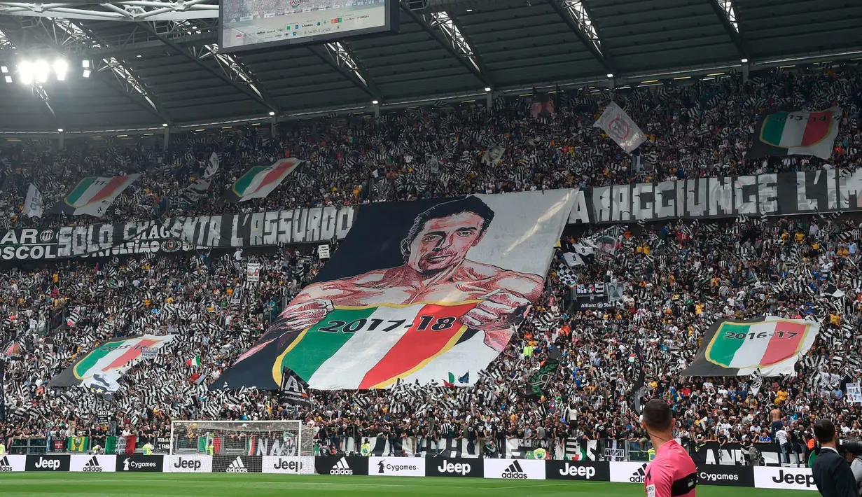 Suporter Juventus membentangkan spanduk bergambar Gianluigi Buffon selama pertandingan melawan Hellas Verona, di Stadion Allianz di Turin, Italia, (19/5). Ini merupakan pertandingan terakhir kiper 40 tahun bersama Juventus. (AP Photo/Alessandro Di Marco)