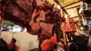Pedagang daging menunggu pembeli di Pasar Kebayoran Lama, Jakarta, Kamis (24/2/2022). Pedagang daging mengeluhkan harga yang terus naik dan merencanakan mogok dagang mulai hari Senin, 28 Februari 2022 mendatang jika harga daging tidak turun. (Liputan6.com/Johan Tallo)