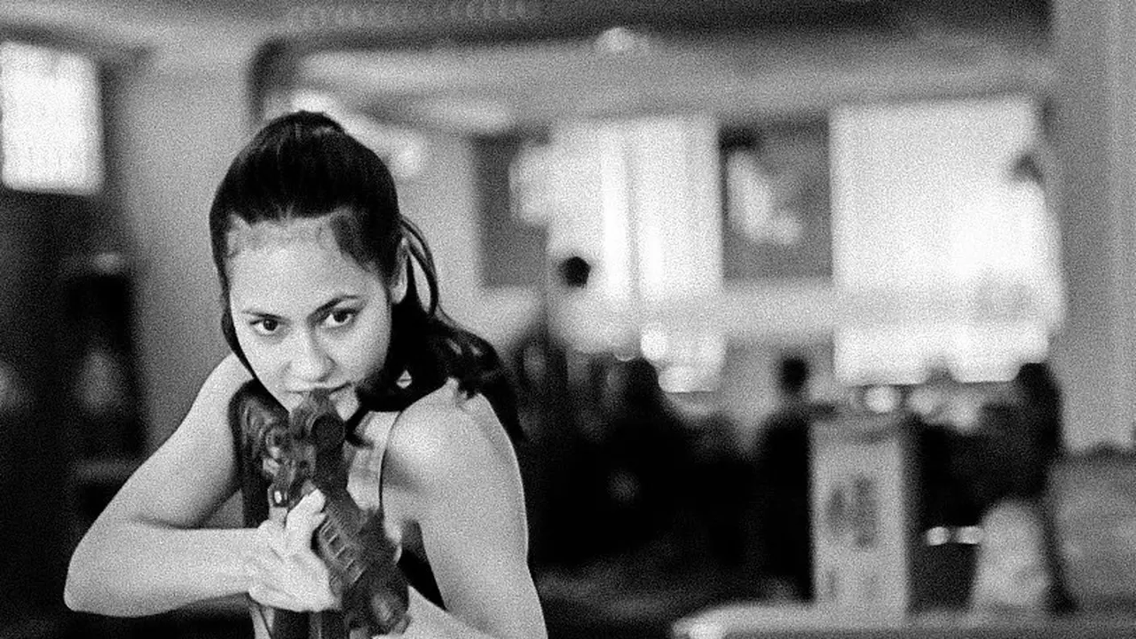 6 Gaya Pevita Pearce Latihan Menembak Ini Bak Angelina Jolie