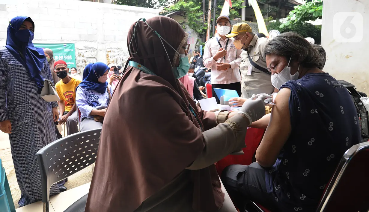 Warga menjalani vaksinasi booster COVID-19 di Balai RW 04, Ciganjur, Jakarta Selatan, Senin (18/7/2022). Wajib vaksinasi ketiga atau booster COVID-19 untuk perjalanan dan masuk ke ruang publik diberlakuan untuk mengejar cakupan vaksin booster yang hingga saat ini baru mencapai 25,33 persen. (merdeka.com/Arie Basuki)