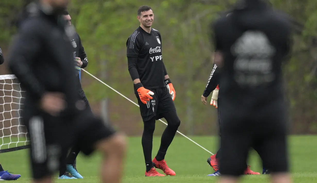 Kiper Argentina Emiliano Martinez (tengah) terlihat selama sesi latihan di Ezeiza, Buenos Aires, Rabu (13/10/2021). Timnas Argentina dan Peru berhadapan dalam lanjutan Kualifikasi Piala Dunia 2022 zona Amerika Selatan pada Jumat (15/10) pagi WIB. (JUAN MABROMATA/AFP)