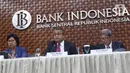 Gubernur Bank Indonesia Perry Warjiyo (tengah) menyampaikan hasil Rapat Dewan Gubernur (RGD) Bank Indonesia di Jakarta, Kamis (19/12/2019). RDG tersebut, BI memutuskan untuk tetap mempertahankan suku bunga acuan 7 Days Reverse Repo Rate (7DRRR) sebesar 5 persen. (Liputan6.com/Angga Yuniar)