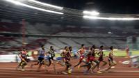 Aksi para atlet cabang atletik saat final nomor 3000 meter steeplechase pada Asian Games di Stadion Utama Gelora Bung Karno, Senayan Jakarta, Senin (27/8/2018). (Bola.com/Peksi Cahyo)