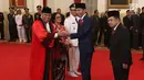 Presiden Jokowi memberi ucapan selamat usai pelantikan Arief Hidayat sebagai Hakim Konstitusi periode 2018-2023 di Istana Negara, Jakarta, Selasa (27/3). Arief Hidayat terpilih menjadi Hakim Konstitusi melalui pemilihan di DPR. (Liputan6.com/Angga Yuniar)