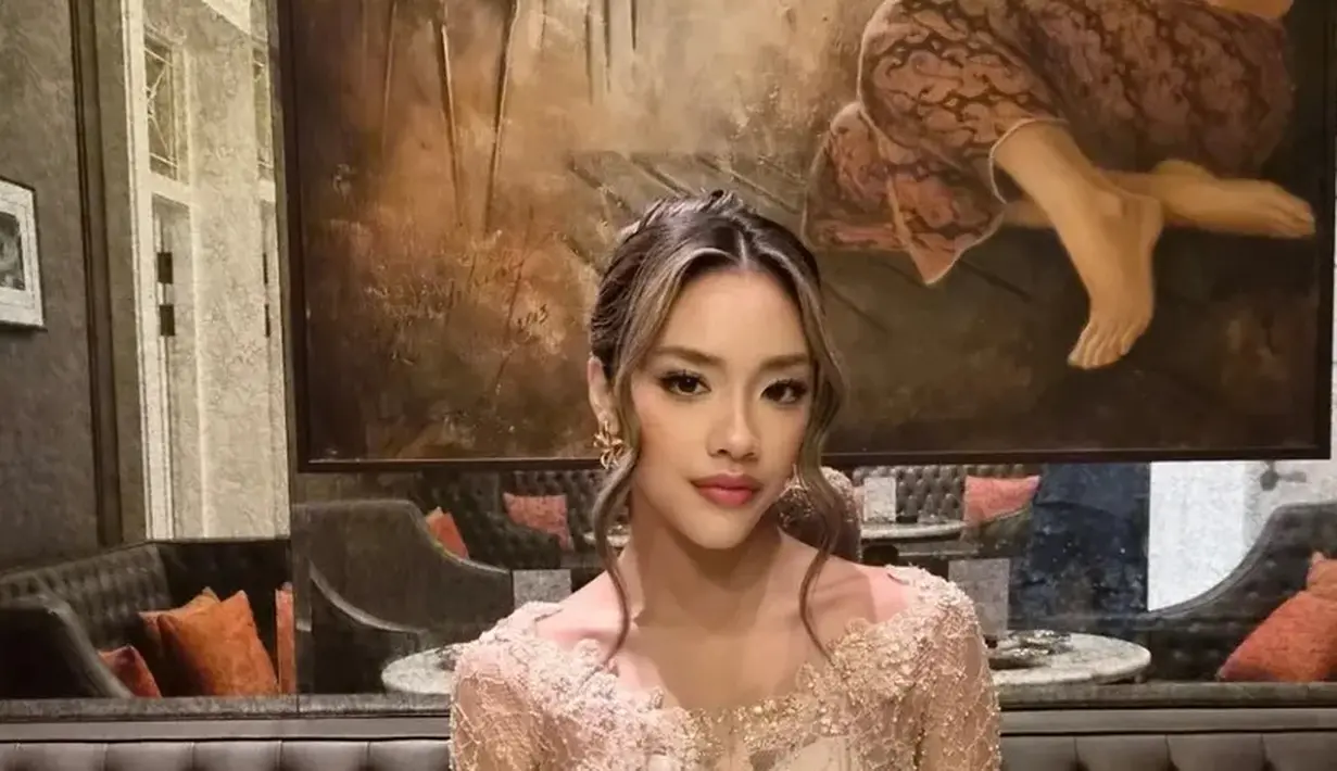 Baila baru saja mengunggah potret terbarunya dengan gaya anggun. Kali ini ia tidak mengenakan pakaian panggungnya, melainkan tampil anggun berkebaya. [@bailafauri]