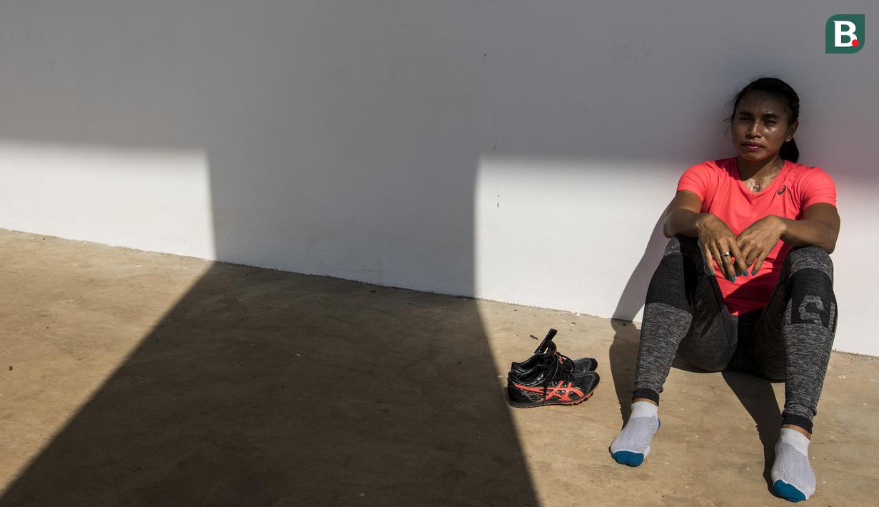 Atlet lompat jauh Indonesia, Maria Londa, tampak lelah usai latihan di Stadion Madya Senayan, Jakarta, Selasa (8/5/2018). Latihan ini merupakan persiapan jelang Asian Games XVIII. (Bola.com/Vitalis Yogi Trisna)