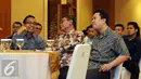Mensesneg, Pratikno (kiri) berbincang dengan Plt Pimpinan KPK Johan Budi saat peringatan 17 tahun ICW di Jakarta, Selasa (4/8/2015). Peringatan 17 tahun ICW bersamaan dengan pembukaan Sekolah Anti Korupsi. (Liputan6.com/Helmi Fithriansyah)