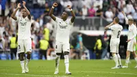 Pemain Real Madrid&nbsp;Eder Militao, David Alaba, Toni Kroos, dan Federico Valverde merayakan kemenangan atas Barcelona pada pekan kesembilan Liga Spanyol. Los Blancos memenangi laga El Clasico 3-1 di Stadion Santiago Bernabeu, Madrid, Minggu, 16 Oktober 2022.&nbsp;(AP Photo/Manu Fernandez)