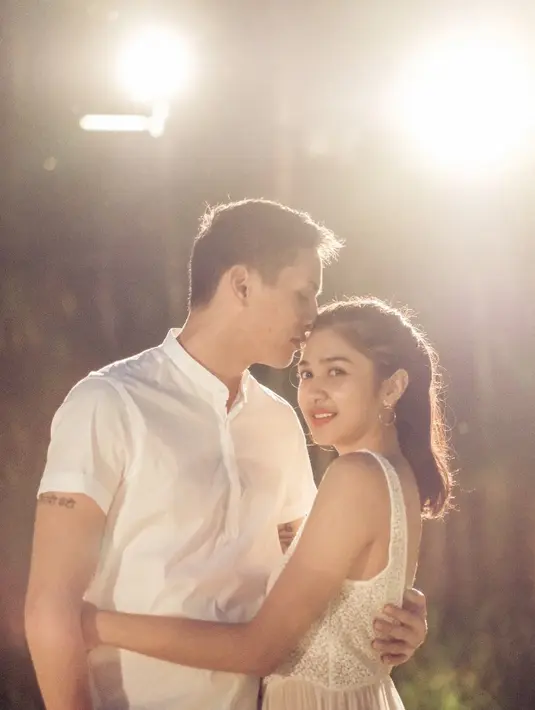 Untuk yang satu ini, Mikha dan Daniel kompak memakai busana berwarna putih. Dan kali ini Mikha juga cantik banget mengenakan dress model you can seenya. (Instagram/miktambayong)